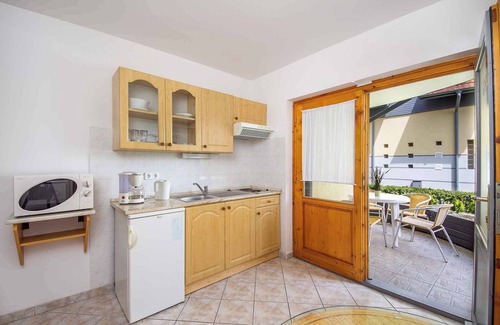 Balatonmariafurdo Apartment | Studio 50 m from the shore of Lake Balaton, with pool