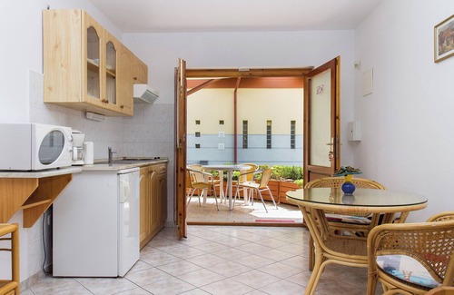 Balatonmariafurdo Apartment | Studio 50 m from the shore of Lake Balaton, with pool