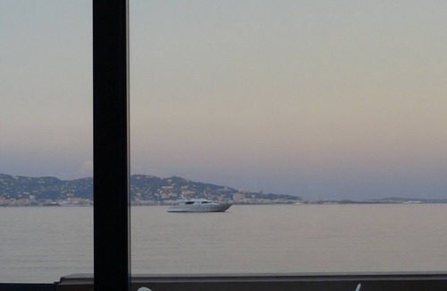 Theoule-sur-Mer Apartment | studio + alcove on the beach facing Cannes