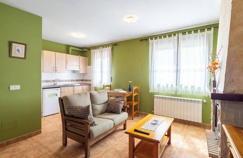 Santo Tome del Puerto Apartment | Studio Apartment 'La Casa De Dafne Acebo' with Mountain View, Shared Terrace and Shared Garden