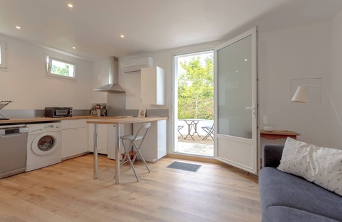 Guiche Apartment | Studio Apartment 'Beñat' with Private Terrace, Wi-Fi and Air Conditioning