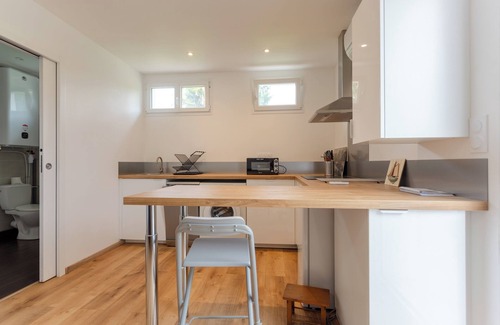 Guiche Apartment | Studio Apartment 'Beñat' with Private Terrace, Wi-Fi and Air Conditioning