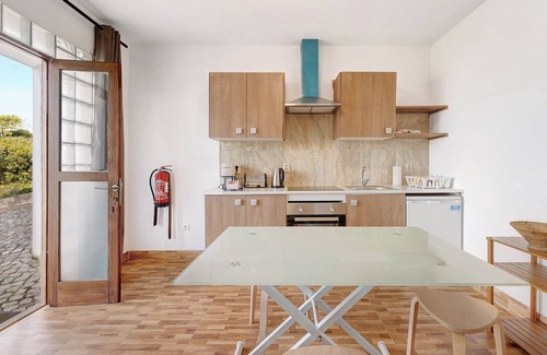 Colares Apartment | Studio Apartment 'Estúdio Alto Da Praia' with Sea View, Shared Pool and Wi-Fi