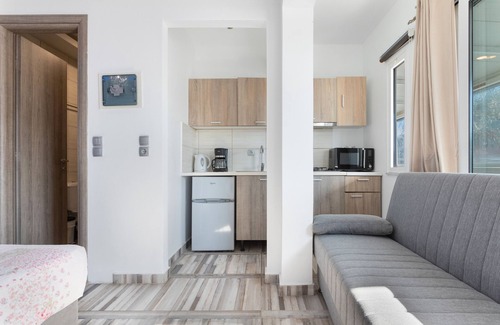 Alikanas Apartment | Studio Apartment "Villa Dionysia S3" close to the Beach with Shared Pool & Wi-Fi