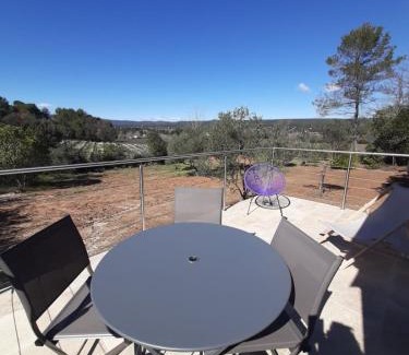 Pourrieres Apartment | Studio au calme tout équipé