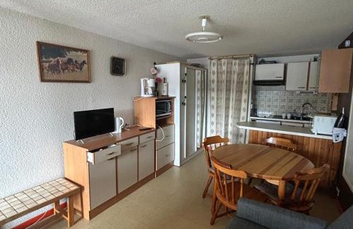 Besse-et-Saint-Anastaise Apartment | Studio cabine 4 pers, centre station, wifi - FR-1-814-23