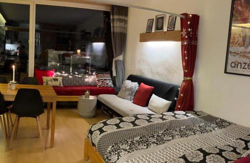 Anzere Apartment | Studio chaleureux, confortable, avec vue sur les Alpes 2- 3 pers