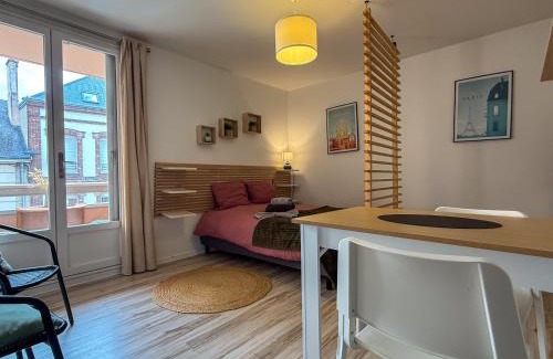 Chartres Apartment | Studio charmant avec balcon en centre-ville