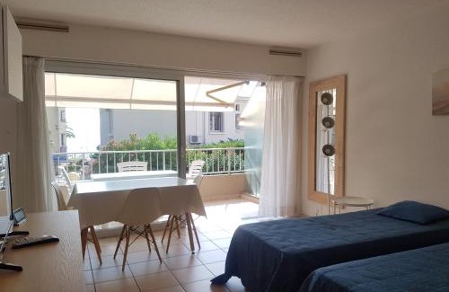 Saint-Raphael Apartment | Studio clim. proche plage, commerces & gare avec WiFi, parking en option - FR-1-466A-15