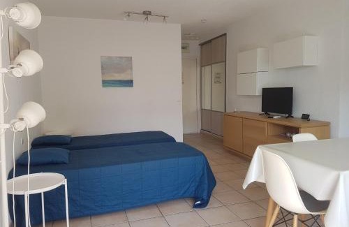 Saint-Raphael Apartment | Studio clim. proche plage, commerces & gare avec WiFi, parking en option - FR-1-466A-15