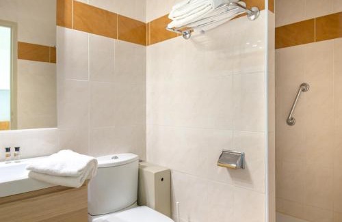 Saint-Raphael Apartment | Studio climatisé proche plage, commerces et gare avec balcon, parking et wifi - FR-1-466A-5