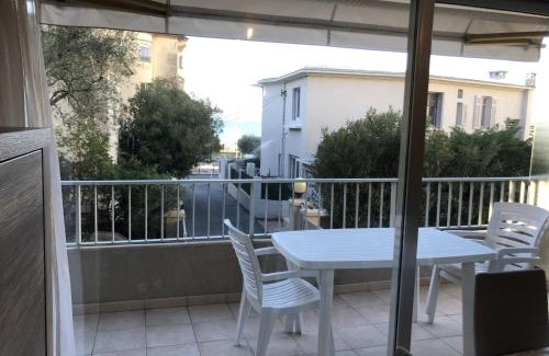 Saint-Raphael Apartment | Studio climatisé proche plage, commerces et gare avec balcon, parking et wifi - FR-1-466A-5