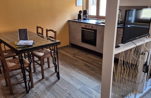 Saint-Hippolyte Apartment | Studio Crémant Rosé Domaine Achille Thirion