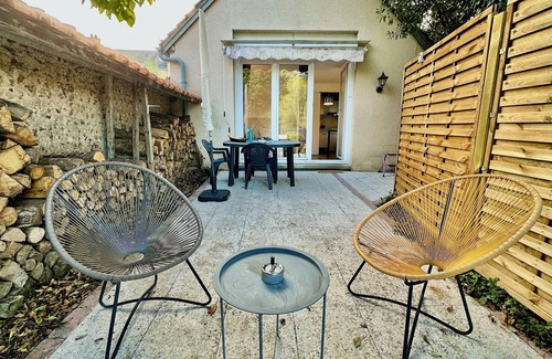 Chartres Apartment | Studio du Bourgneuf in Chartres, with terrace, garden and swimming pool