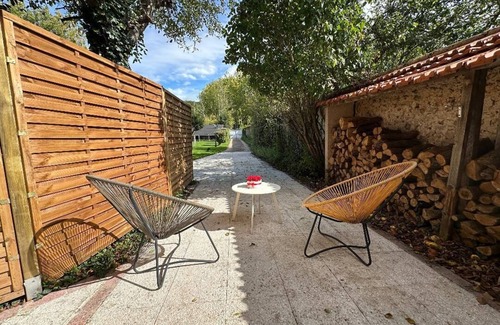 Chartres Apartment | Studio du Bourgneuf in Chartres, with terrace, garden and swimming pool