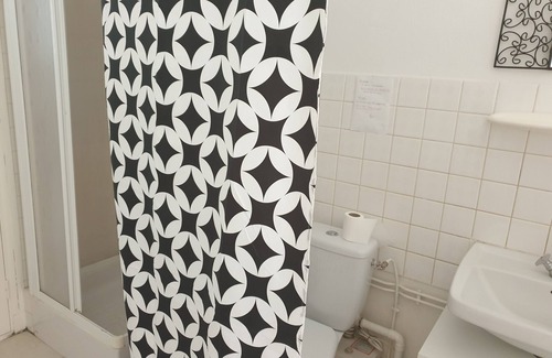 Issoudun House | Studio equipped with all comforts with location for vehicle near shops