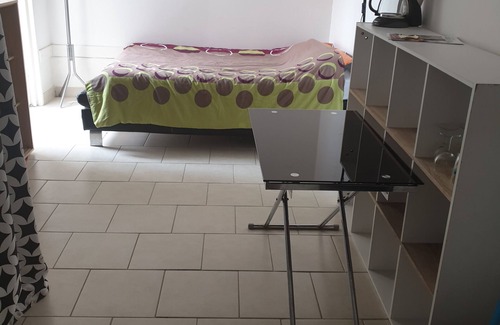 Issoudun House | Studio equipped with all comforts with location for vehicle near shops