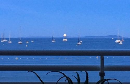 Toulon - Hyeres Apartment | Studio Facing the Sea (20 meters) - very quiet - parking