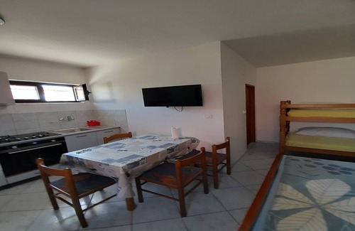 Dinjiska Apartment | Studio in Dinjiška on the Beachfront