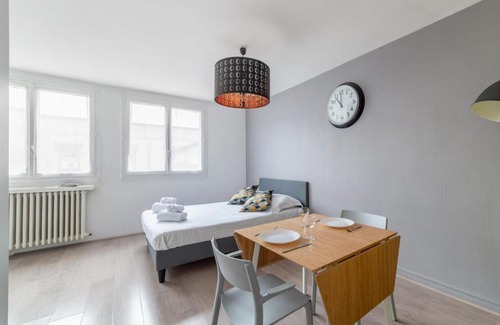 Feuillat Desgenettes Apartment | Studio Lampara - Welkeys