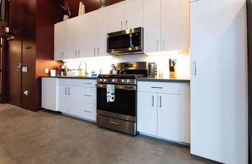Lacy Apartment | Studio loft with garage door with AC located in the heart of DTSA