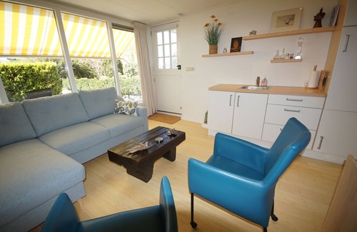 Uitwellingerga Apartment | Studio Marretoer in the middle of the lake area; lockable shed for bicycles