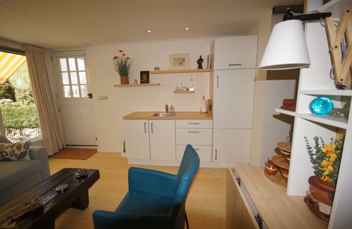 Uitwellingerga Apartment | Studio Marretoer in the middle of the lake area; lockable shed for bicycles