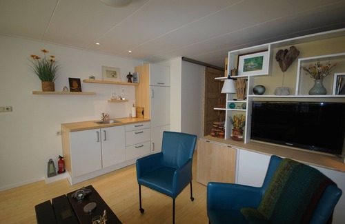 Uitwellingerga Apartment | Studio Marretoer in the middle of the lake area; lockable shed for bicycles