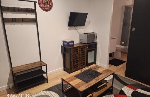 Guecelard Bed & Breakfast | Studio neuf avec espace de travail séparé