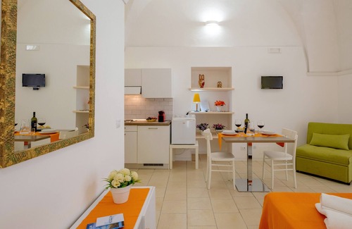 Leverano Apartment | Studio 'Residenza Isabella 3' close to City Centre with Garden & Air Conditioning