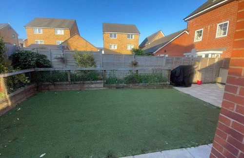 Patchway Apartment | Studio-Sleeps 2 free parking-garden-near shops