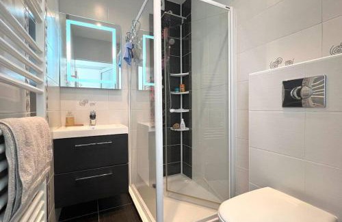 Frejus Apartment | Studio spacieux, vue imprenable sur la mer