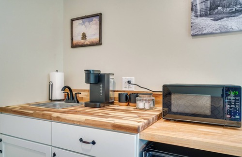 Treloar Apartment | Studio Stay w/Deck in Missouri Wine Country