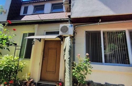 Varna Cottage | Studio, top center Varna