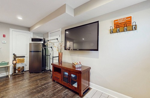 Town of Lloyd Apartment | Studio with private pool, firepit, cabana, grill, & washer/dryer-Dogs ok