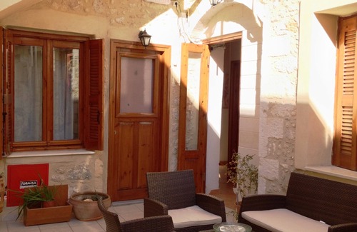 Old Town Rethymnon Apartment | Studio with Shared Patio by Barbara Studios, near the Venetian Port