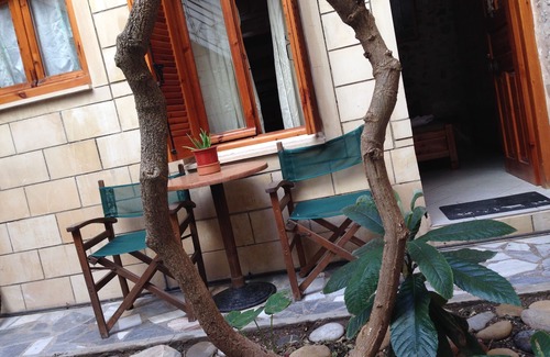 Old Town Rethymnon Apartment | Studio with Shared Patio by Barbara Studios, near the Venetian Port