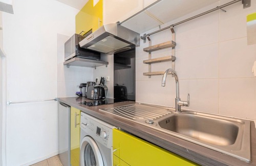 Saint-Maurice Pellevoisin Apartment | Studio with terrace near tramway + parking