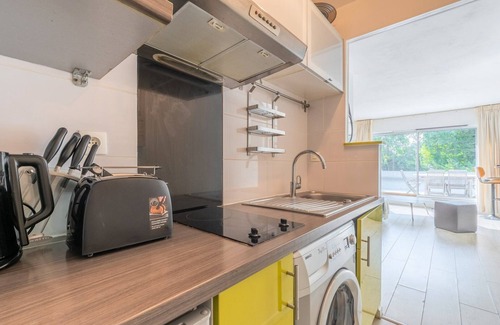 Saint-Maurice Pellevoisin Apartment | Studio with terrace near tramway + parking