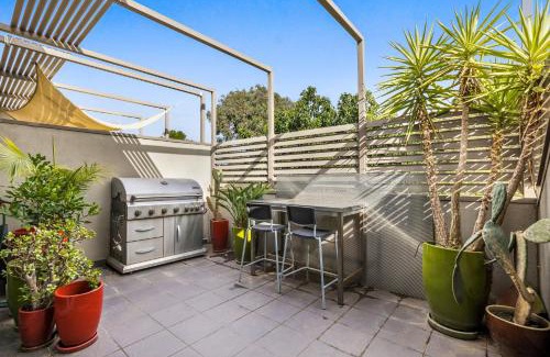 Northcote Apartment | Stunning 2-Bed Unit with BBQ Patio near Dining
