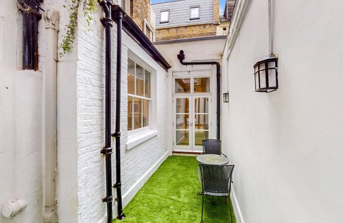 Queen's Gate Apartment | Stunning 2BD flat in South Kensington with a patio