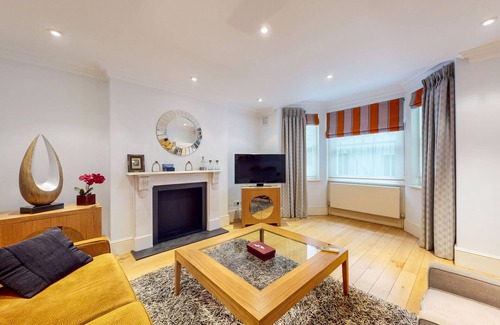 Queen's Gate Apartment | Stunning 2BD flat in South Kensington with a patio