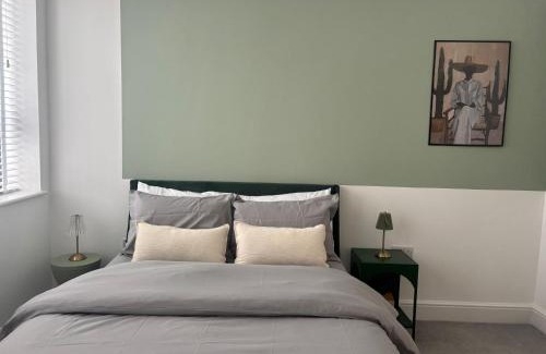 Worthing Apartment | Stunning 3 Bed Apartment with Seaview