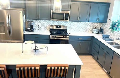 American Fork House | Stunning 4-BR Townhome – Family-Friendly, Biking Trails, Pool, and Games!