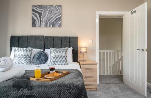 Barnt Green House | Stunning 5 Bed House - Central Solihull, NEC, B'ham Airport, Business and Leisure Stays