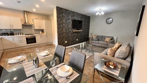 Barnt Green House | Stunning 5 Bed House - Central Solihull, NEC, B'ham Airport, Business and Leisure Stays