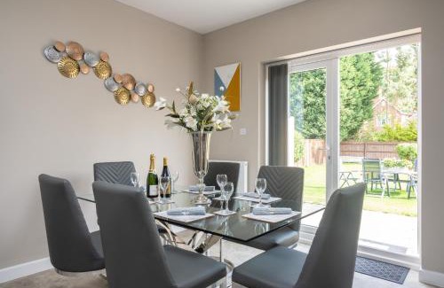 Barnt Green House | Stunning 5 Bed House - Central Solihull, NEC, B'ham Airport, Business and Leisure Stays