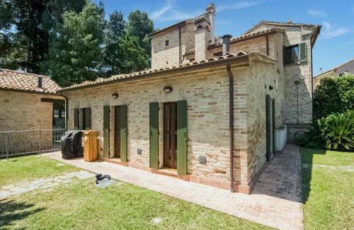 Mombaroccio Apartment | Stunning Apartment in Mombaroccio near Metauro River