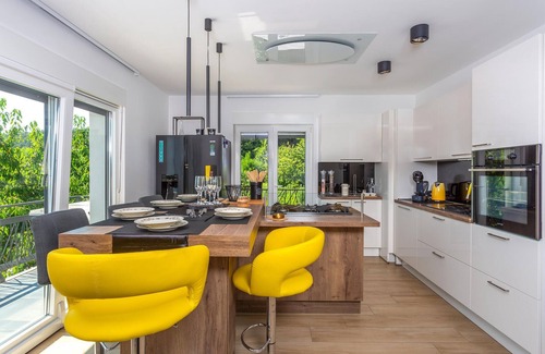 Rukavac Apartment | Stunning apartment in Rukavac with WiFi