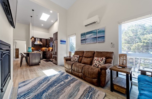 Gold Beach Apartment | Stunning apt near the ocean with gas fireplace, partial water views & grill